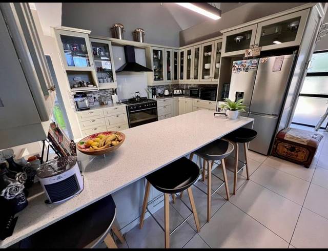 4 BEDROOM HOUSE FOR SALE IN MIDSTREAM ESTATE